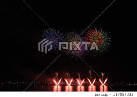 夏の夜空に咲く花火　＜桑名水郷花火大会＞ 117087332