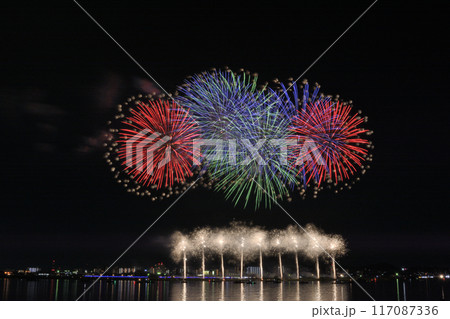 夏の夜空に咲く花火　＜桑名水郷花火大会＞ 117087336