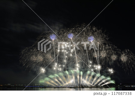 夏の夜空に咲く花火 <桑名水郷花火大会> 夏の夜空に咲く花火 <桑名水郷花火大会> 117087338