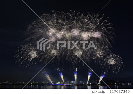 夏の夜空に咲く花火　＜桑名水郷花火大会＞ 117087340