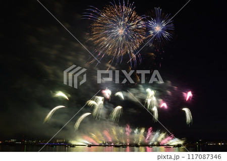 夏の夜空に咲く花火 <桑名水郷花火大会> 夏の夜空に咲く花火 <桑名水郷花火大会> 117087346