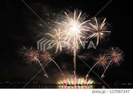夏の夜空に咲く花火　＜桑名水郷花火大会＞ 117087347