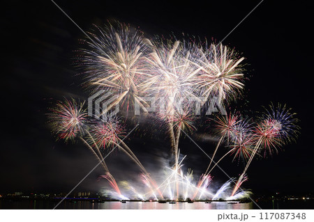 夏の夜空に咲く花火　＜桑名水郷花火大会＞ 117087348