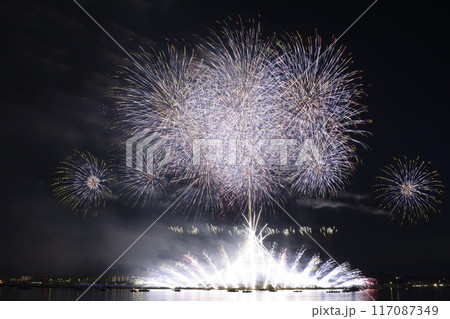 夏の夜空に咲く花火　＜桑名水郷花火大会＞ 117087349