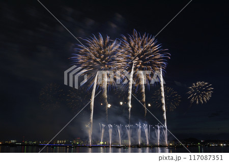 夏の夜空に咲く花火　＜桑名水郷花火大会＞ 117087351