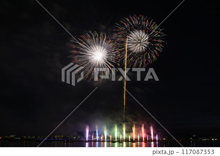 夏の夜空に咲く花火　＜桑名水郷花火大会＞ 117087353