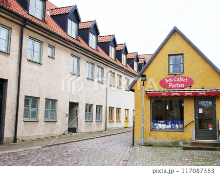 ヨーロッパの旧市街 117087383