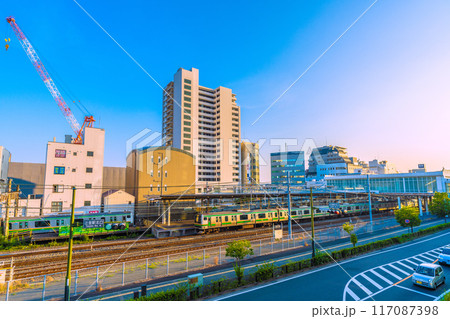 日本の藤沢都市景観　7月。東海道本線　辻堂駅や電車・オレンジ色と緑ラインの湘南色などを望む＝21日 117087398