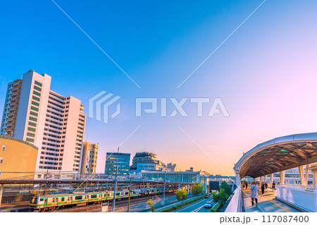 日本の藤沢都市景観　7月。東海道本線　辻堂駅や電車・オレンジ色と緑ラインの湘南色などを望む＝21日 117087400