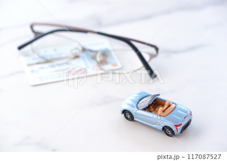 自動車と運転免許証 117087527