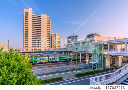 日本の藤沢都市景観 7月。東海道本線 辻堂駅や電車・オレンジ色と緑ラインの湘南色などを望む=21日 日本の藤沢都市景観 7月。東海道本線 辻堂駅や電車・オレンジ色と緑ラインの湘南色などを望む=21日 117087918
