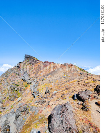 秋の鳥海山登山（新山～七高山） 117088100