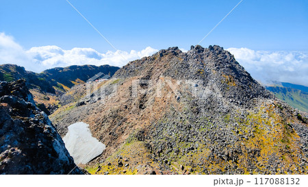 秋の鳥海山登山:七高山から新山の眺め 秋の鳥海山登山:七高山から新山の眺め 117088132