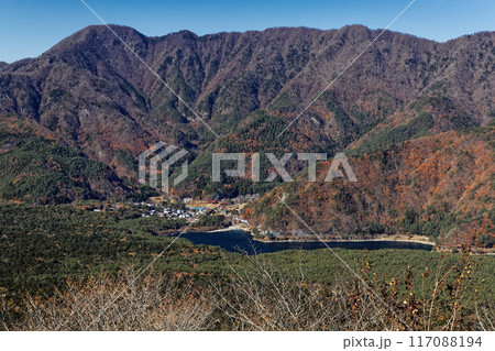 晩秋の三湖台から見る王岳稜線と西湖 117088194
