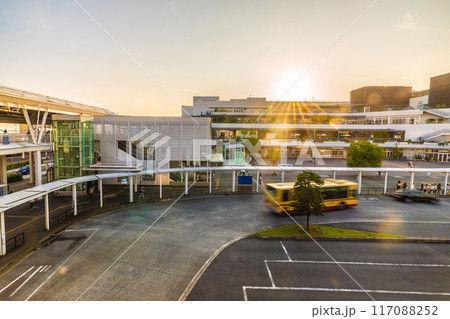 日本の藤沢都市景観　7月。東海道本線　辻堂駅前のバスロータリーや夕日などを望む…＝21日 117088252