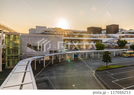 日本の藤沢都市景観　7月。東海道本線　辻堂駅前のバスロータリーや夕日などを望む…＝21日 117088253