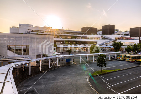 日本の藤沢都市景観　7月。東海道本線　辻堂駅前のバスロータリーや夕日などを望む…＝21日 117088254