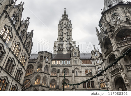 Exterior architecture of famous New Town Hall (Neue Rathaus) on Marienplatz square. 117088391