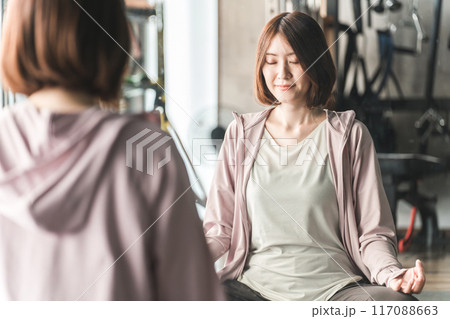 スポーツジムでヨガ・ピラティス・瞑想・マインドフルネスする若いアジア人女性 スポーツジムでヨガ・ピラティス・瞑想・マインドフルネスする若いアジア人女性 117088663