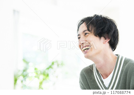 話をする男性の横顔 話をする男性の横顔 117088774