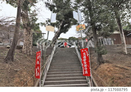 北九州市若松区にある戸明神社境内の参道 北九州市若松区にある戸明神社境内の参道 117088795