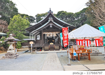 北九州市若松区にある戸明神社境内と拝殿 117088797