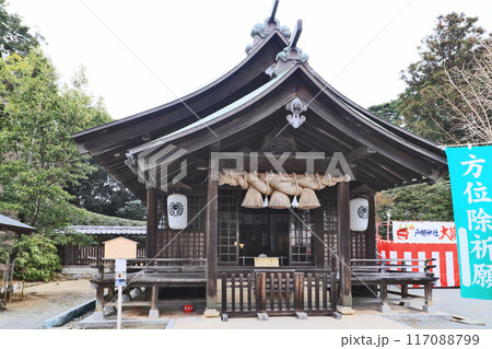 北九州市若松区にある戸明神社境内と拝殿 北九州市若松区にある戸明神社境内と拝殿 117088799