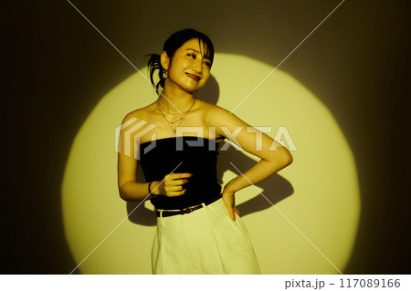 光と影のカラーライティングを使った女性ポー 117089166