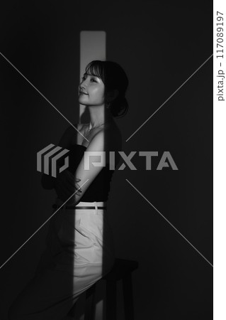 光と影の女性ポートレート 117089197