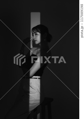 光と影の女性ポートレート 117089198