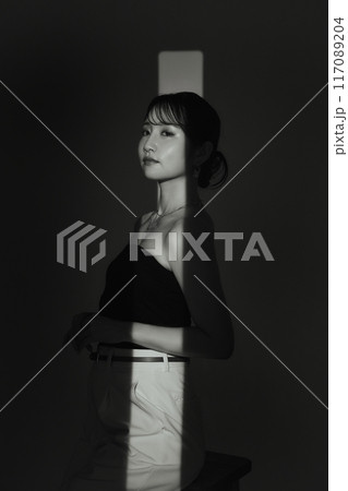 光と影の女性ポートレート 117089204