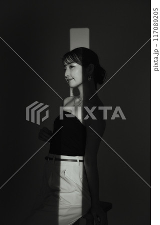 光と影の女性ポートレート 117089205