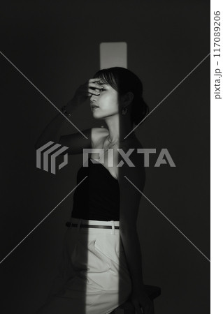 光と影の女性ポートレート 117089206