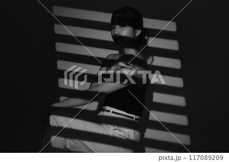 光と影の女性ポートレート 117089209
