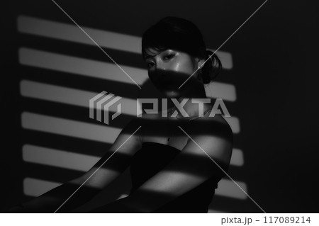 光と影の女性ポートレート 117089214
