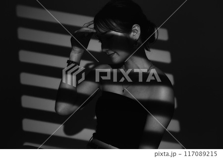 光と影の女性ポートレート 117089215