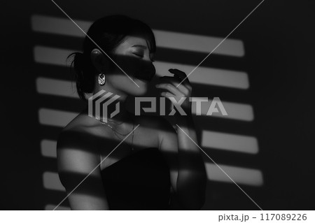 光と影の女性ポートレート 117089226