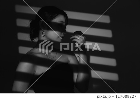 光と影の女性ポートレート 117089227