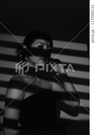 光と影の女性ポートレート 117089232