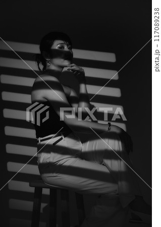 光と影の女性ポートレート 117089238