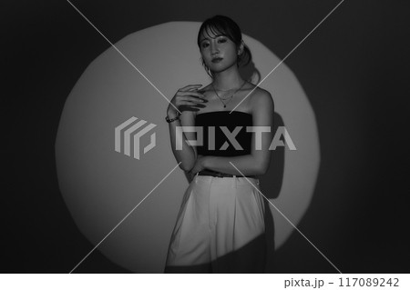 光と影の女性ポートレート 117089242