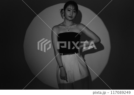 光と影の女性ポートレート 117089249