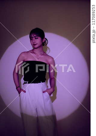光と影のカラーライティングを使った女性ポー 117089253