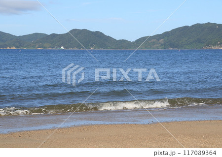 美しい砂浜の波打ち際 誰もいない砂浜 美しい砂浜の波打ち際 誰もいない砂浜 117089364