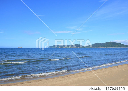 美しい砂浜の波打ち際　誰もいない砂浜 117089366