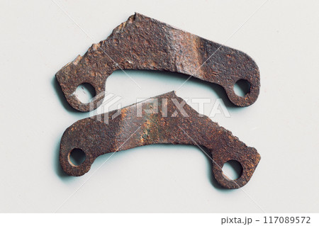 鉄で出来た色々な形の物の錆びた状態の集合写真 117089572