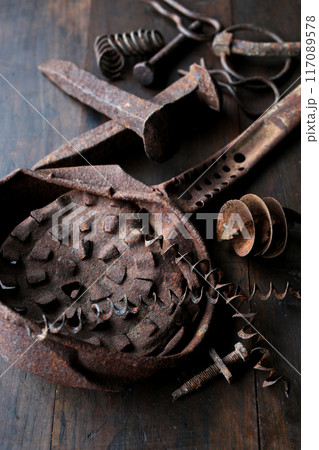 鉄で出来た色々な形の物の錆びた状態の集合写真 117089578
