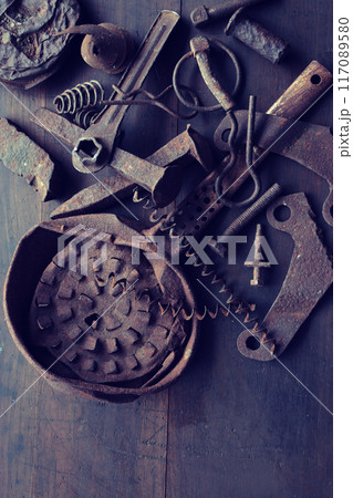 鉄で出来た色々な形の物の錆びた状態の集合写真 117089580