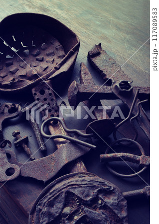 鉄で出来た色々な形の物の錆びた状態の集合写真 117089583