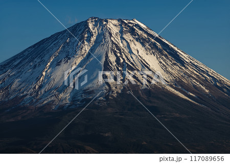 精進湖・パノラマ台から見る夕刻の富士山 精進湖・パノラマ台から見る夕刻の富士山 117089656